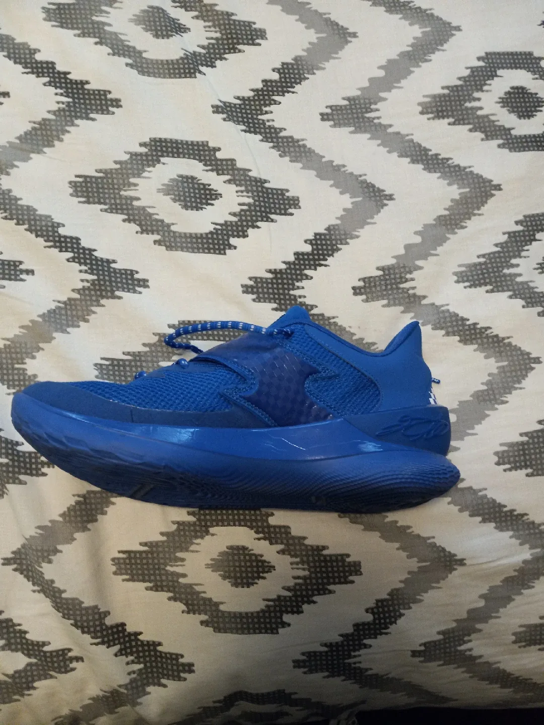 under amour curry/de Aron foxes 1 image indicator(3)