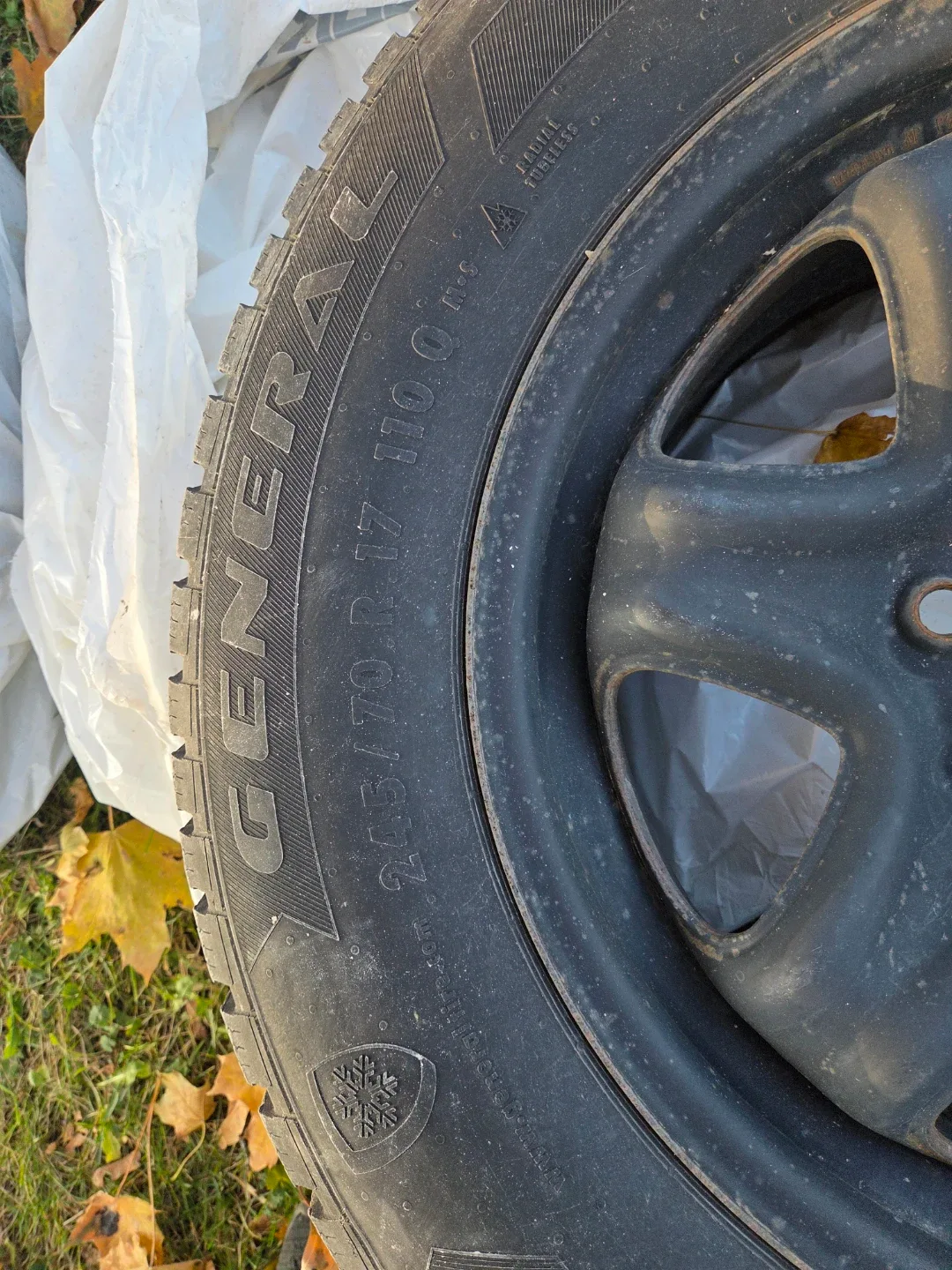 General Altimax Arctic 215/70R17 Winter Tire image indicator(2)