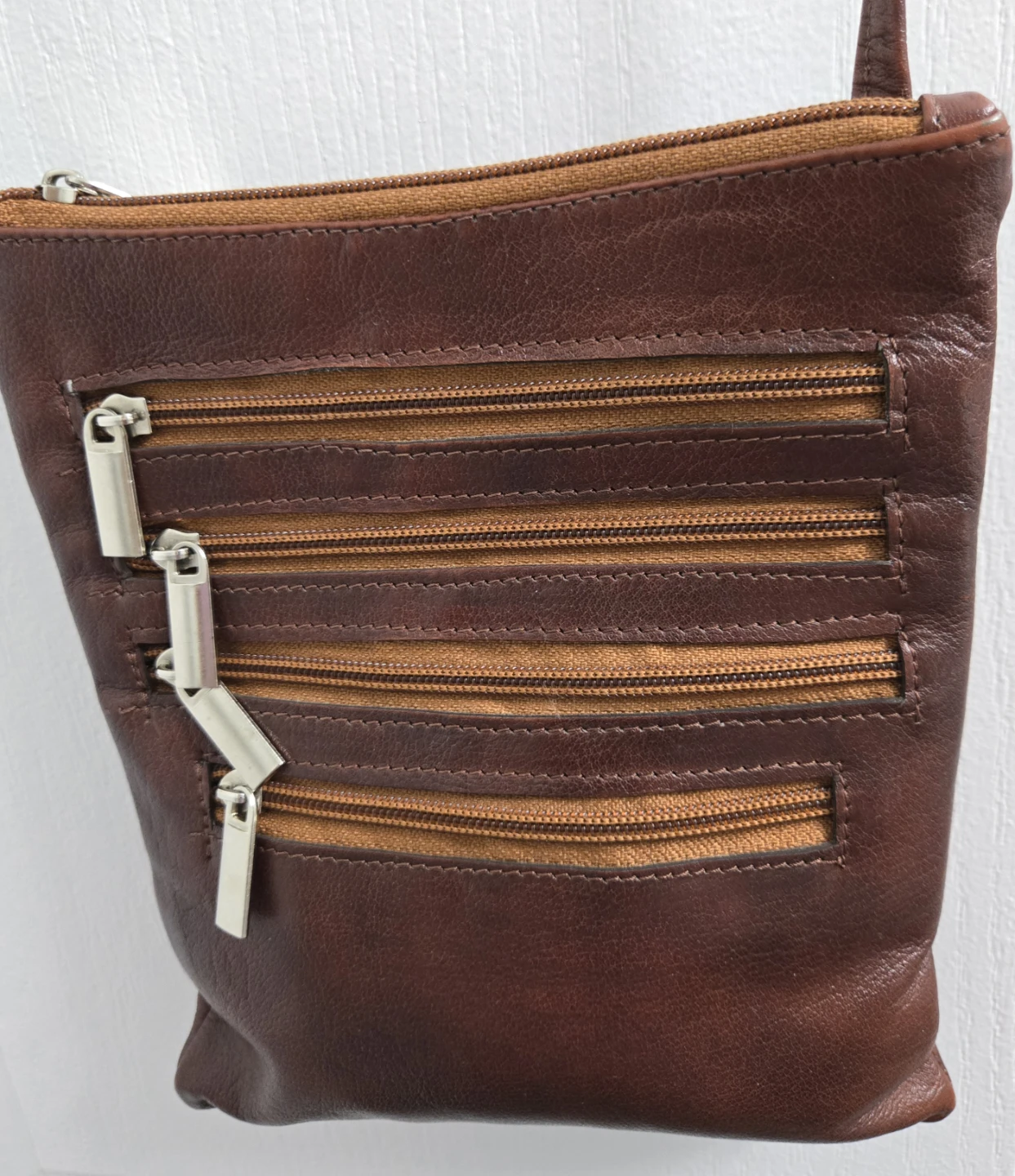 Stylish brown bag with multiple pockets - excellent condition