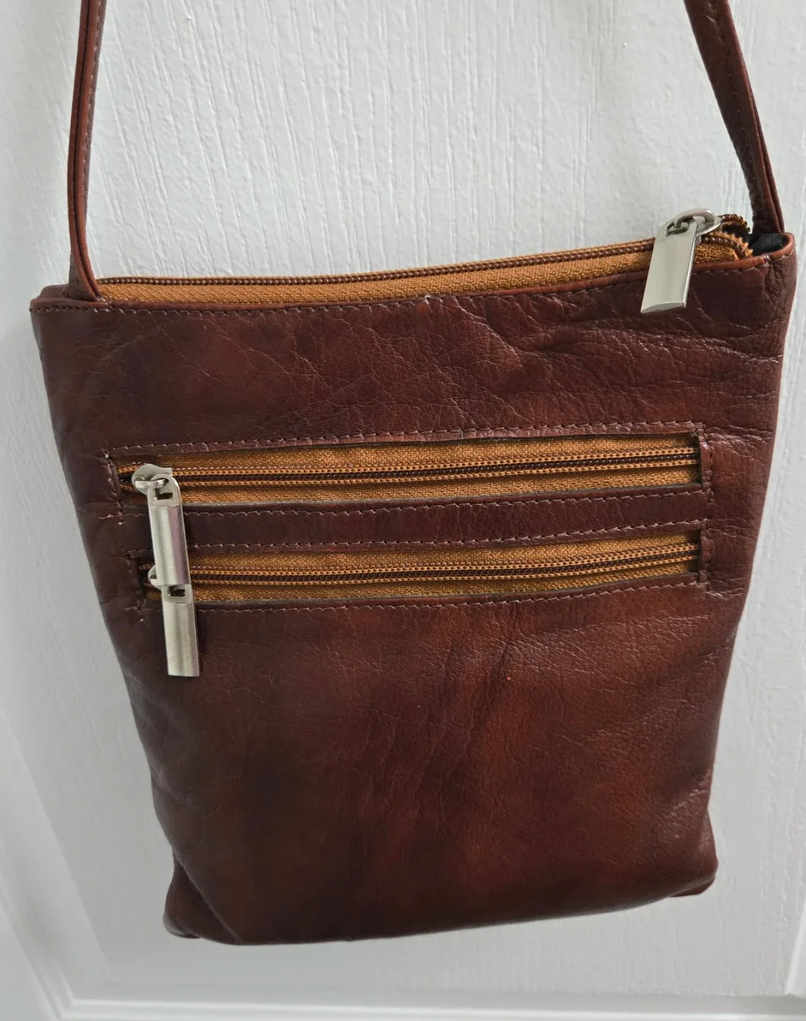Stylish brown bag with multiple pockets - excellent condition image indicator(2)