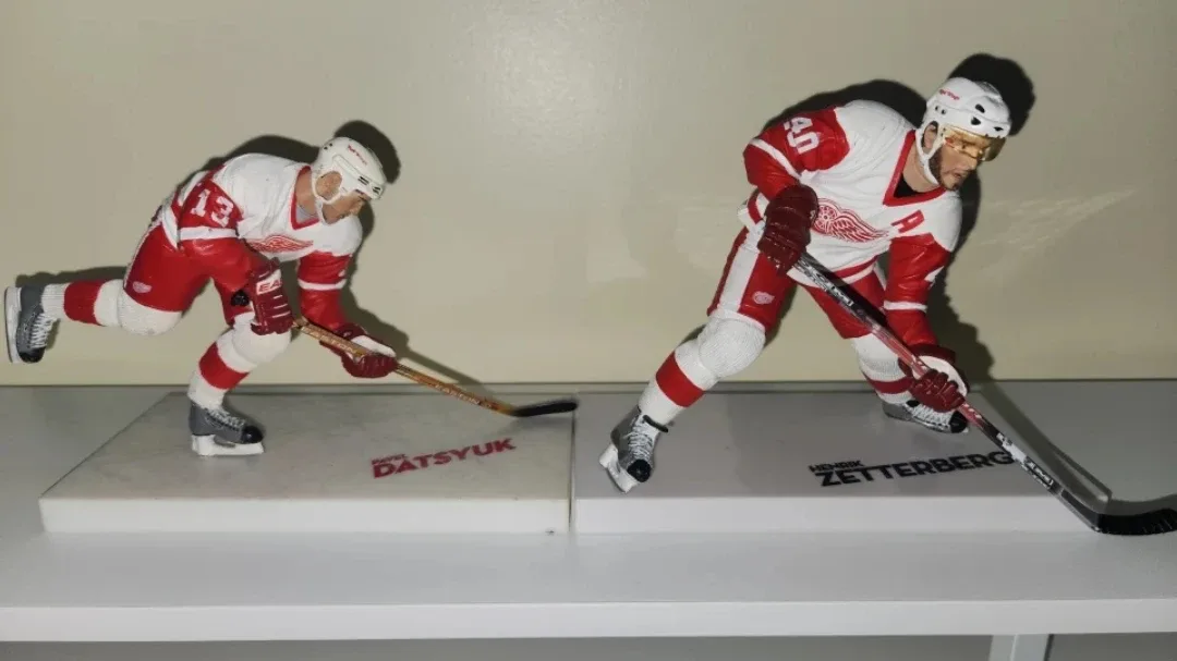 Hockey Figurines image indicator(4)