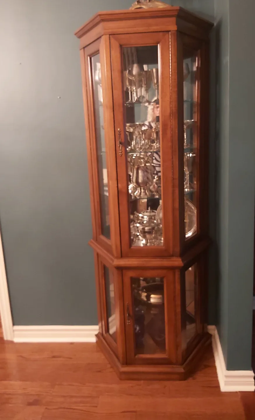 Curio cabinet,  lamps, China, silver, crystal