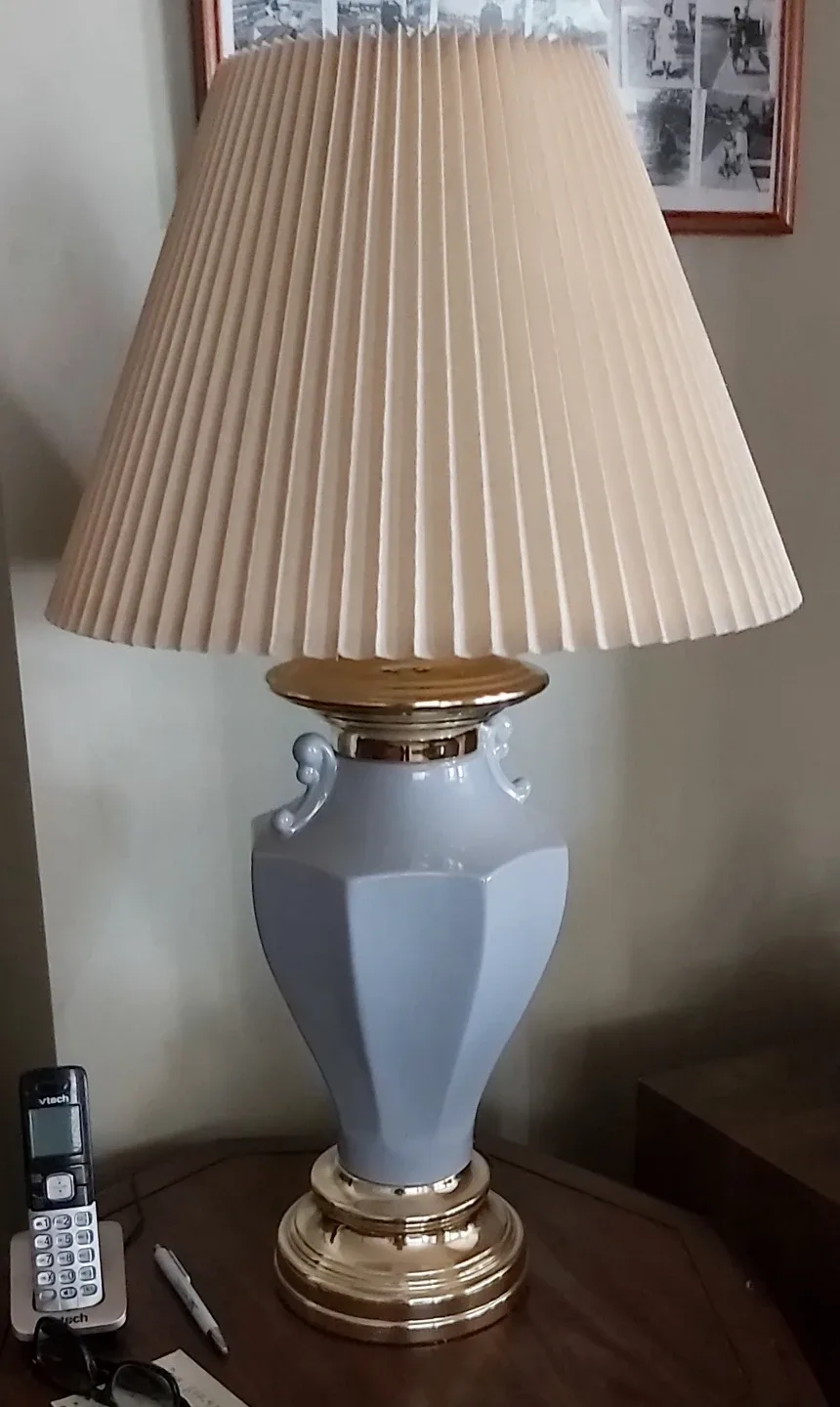 Curio cabinet,  lamps, China, silver, crystal image indicator(5)