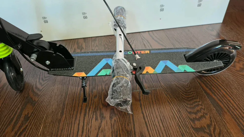 Brand new kick scooter with brakes and stand for sale! image indicator(2)