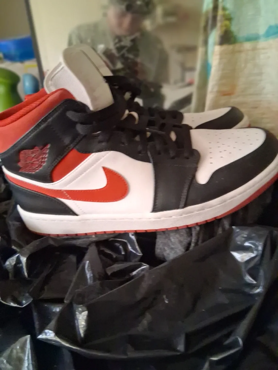 Air Jordan 1 Mid White/Black/Red Sneakers image indicator(2)