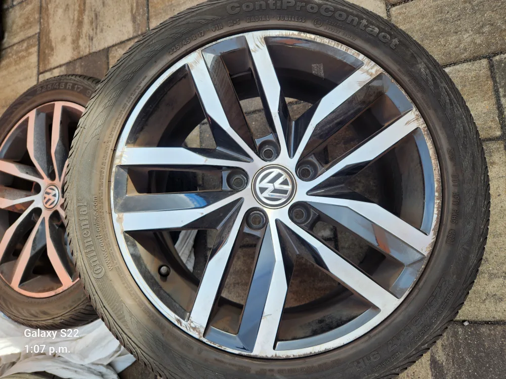 Volkswagen Wheel with All-Season Continental Tires 225/45 R17 image indicator(3)