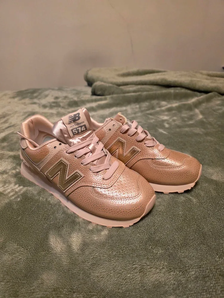New Balance 574 Women's Sneakers, Size 7.5 image indicator(2)