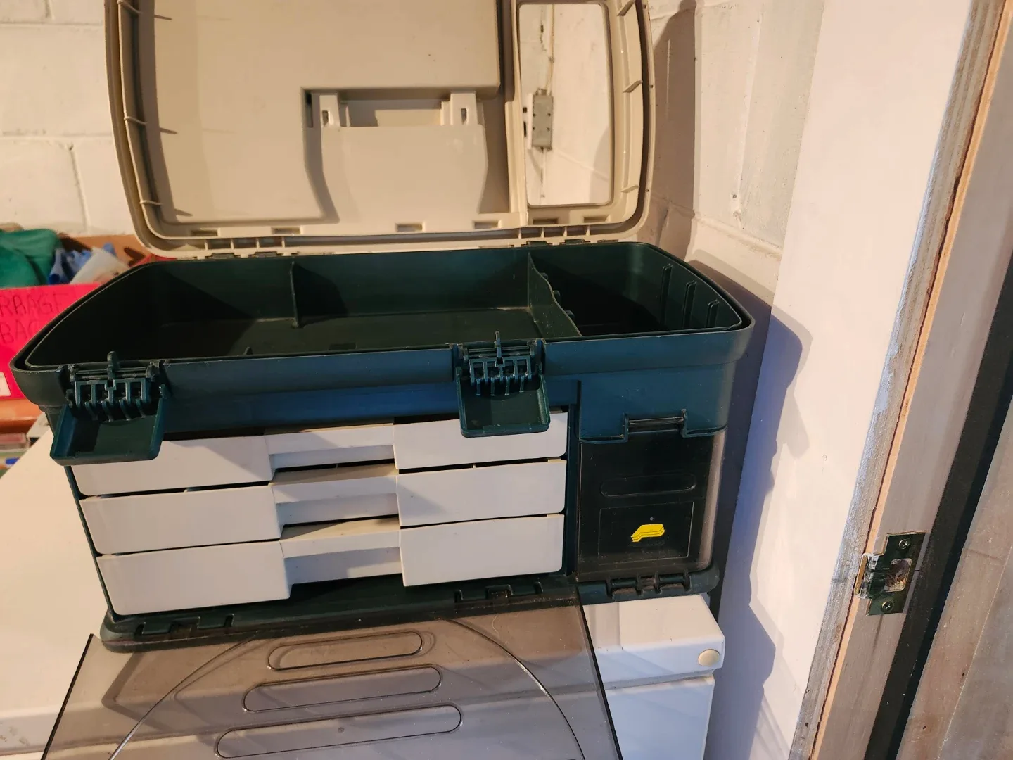 Plano fishing tackle box image indicator(2)