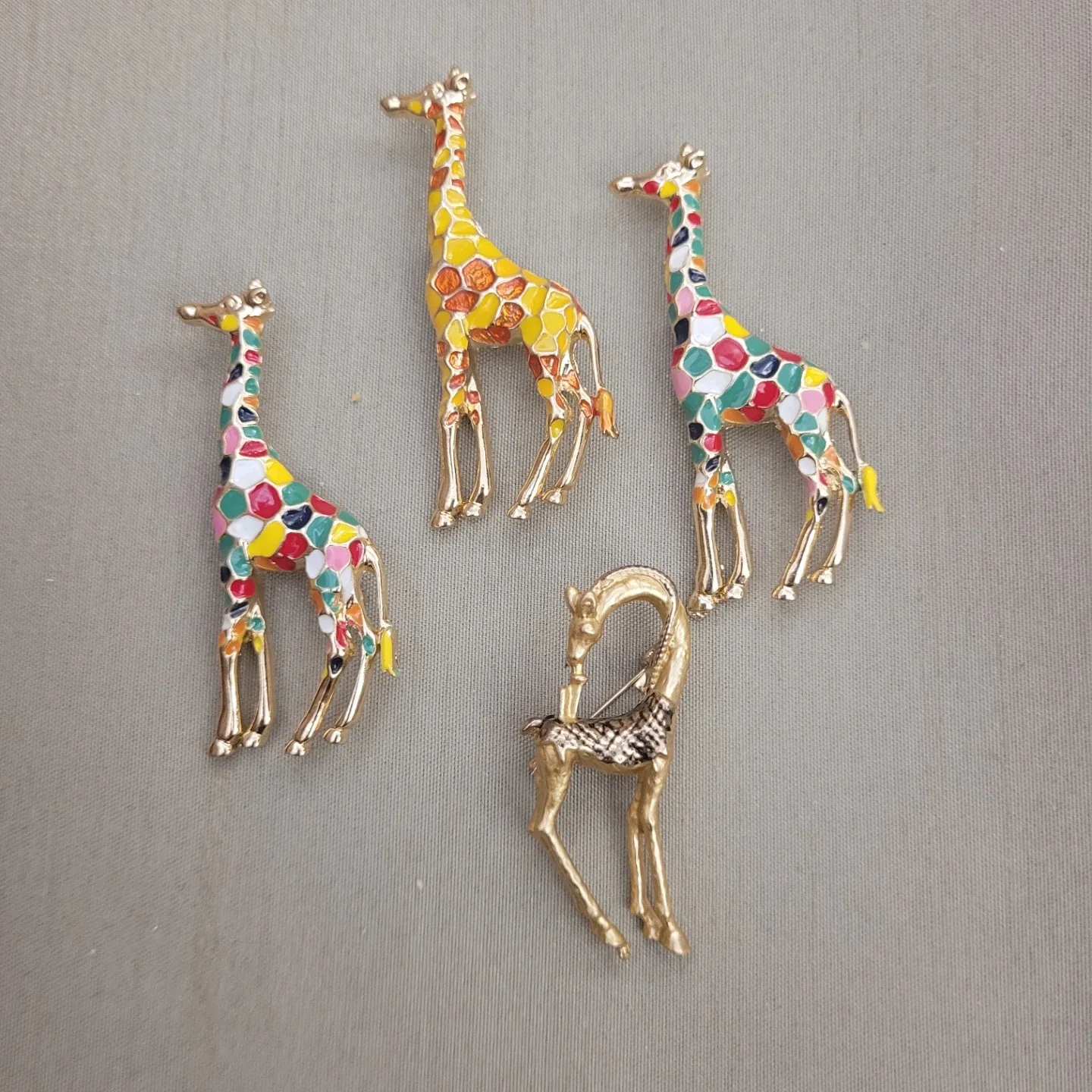 Beautiful 2"  Giraffe Fashion Broochs Brand New without Tags thumbnail