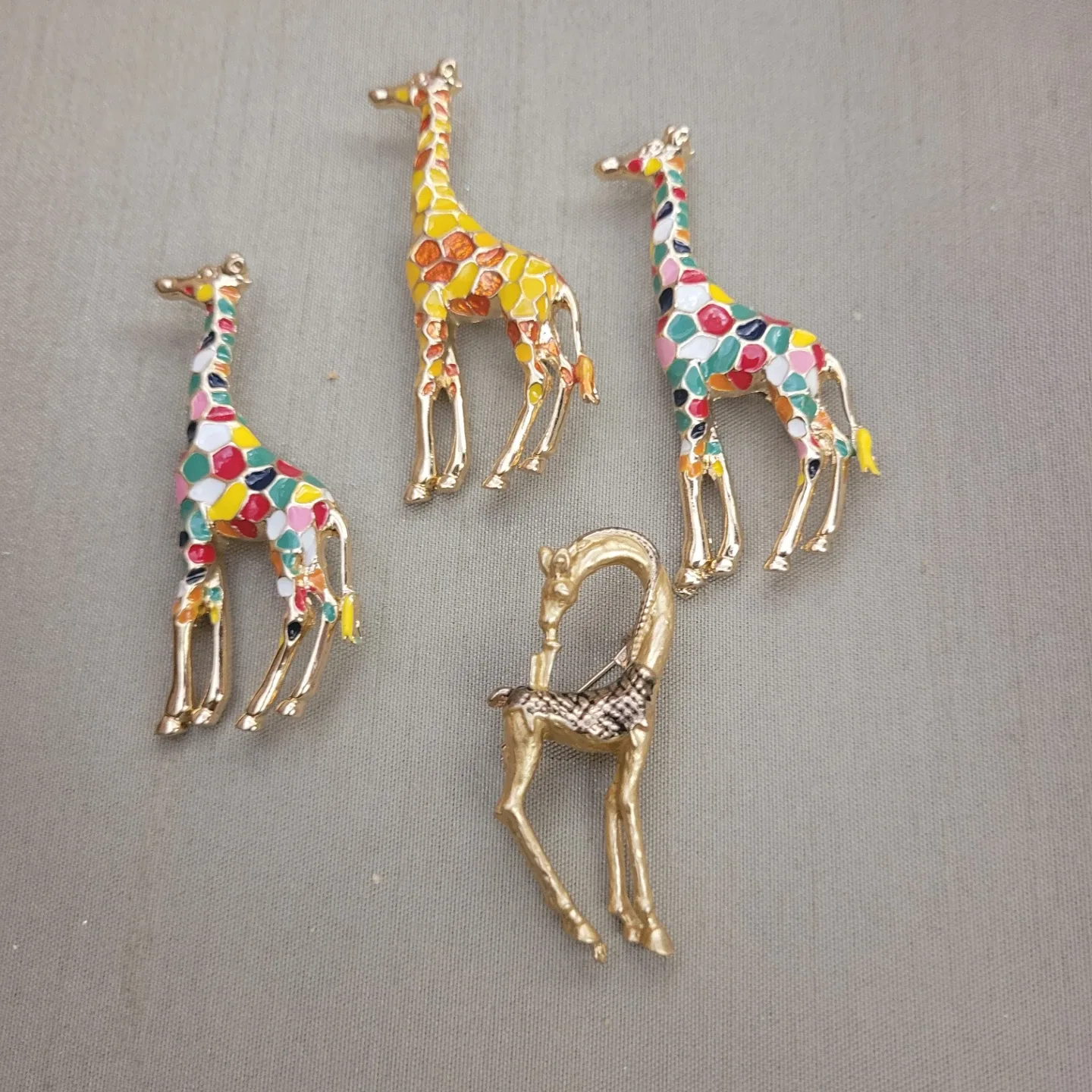 Beautiful 2"  Giraffe Fashion Broochs Brand New without Tags image indicator(2)