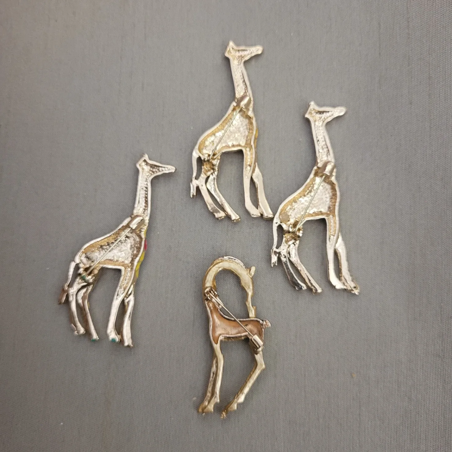 Beautiful 2"  Giraffe Fashion Broochs Brand New without Tags image indicator(4)