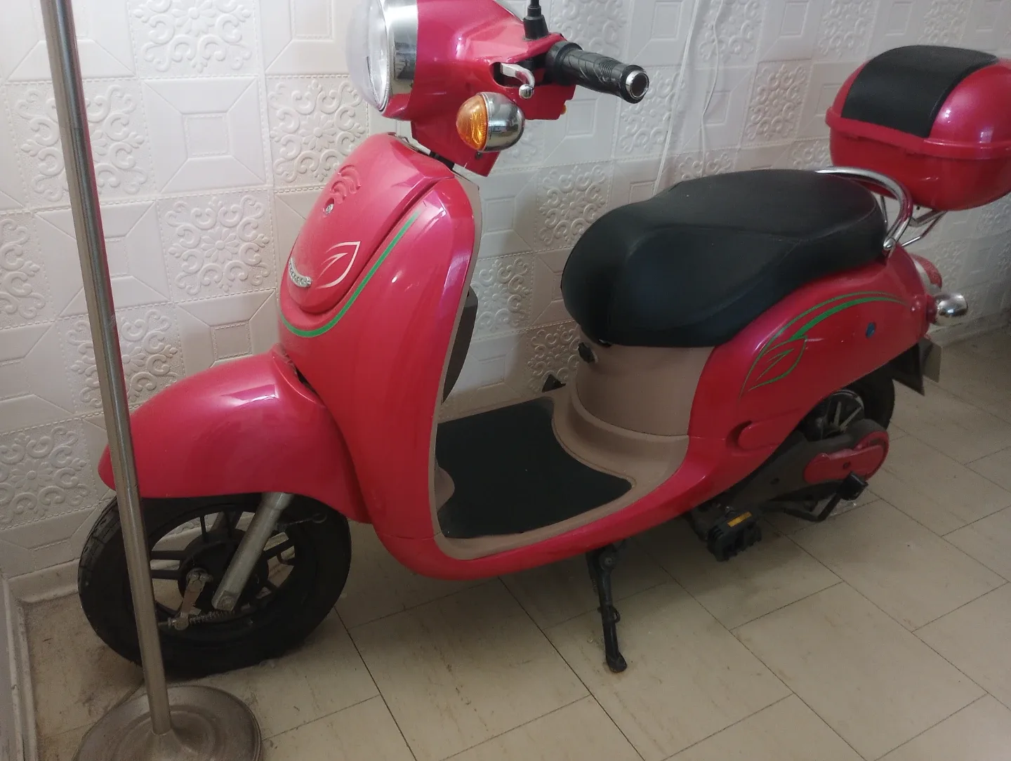 E-Bike Electric Scooter - Pink image indicator(2)