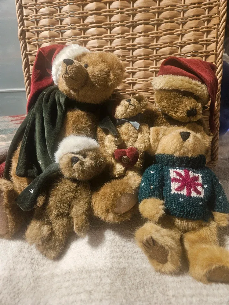 VTG- BOYD'S. X-mas Collectible  lot of 6- plush Bears image indicator(2)