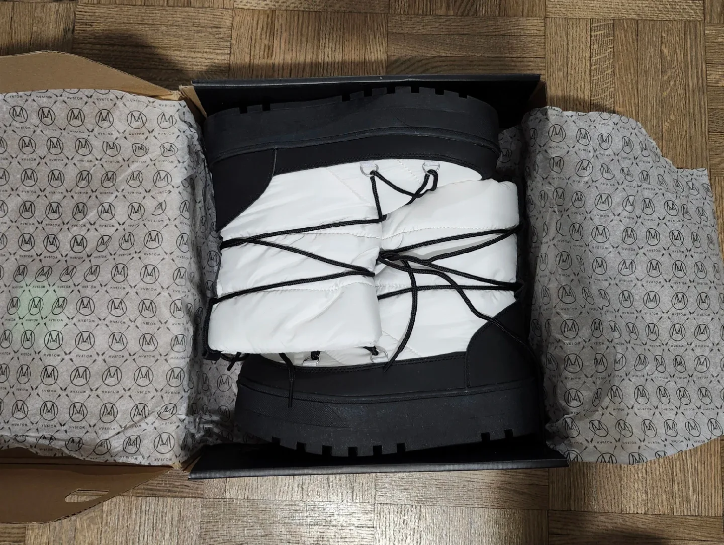 NEW! White Puffer Boots - Size 10 image indicator(2)