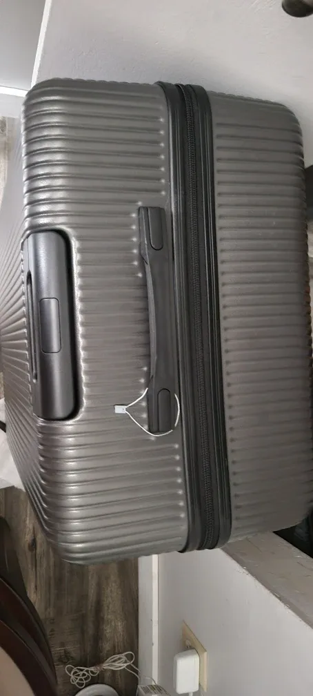 28" spinner luggage image indicator(3)