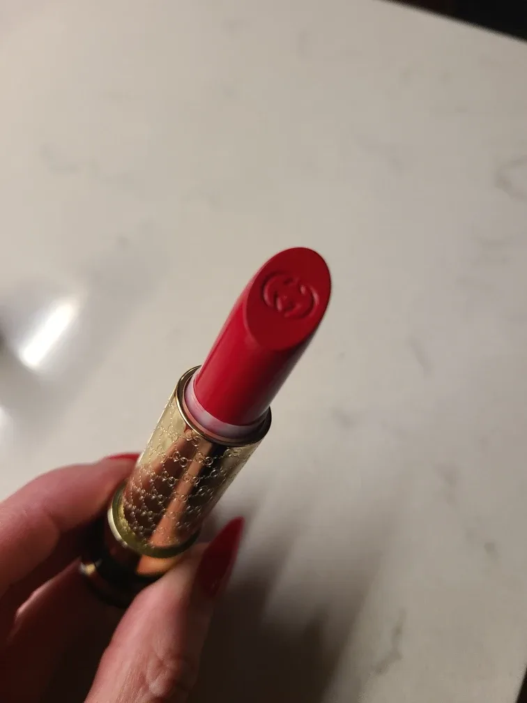 Gucci Luxurious Lipstick 390 Iconic Red image indicator(2)