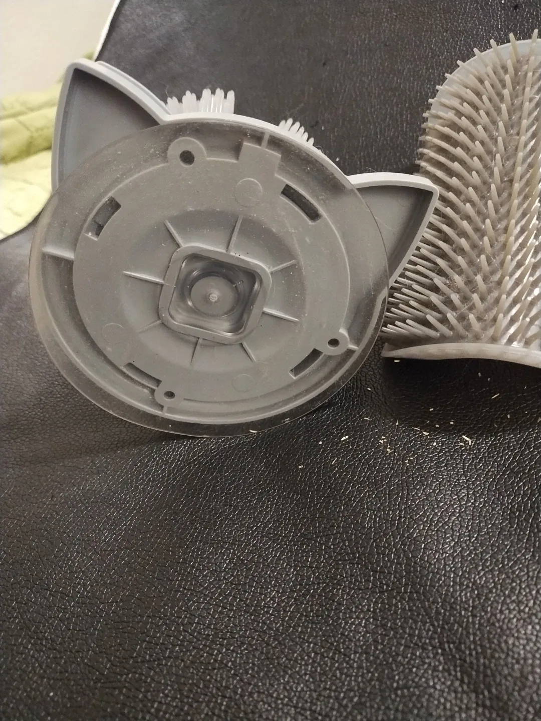 Cat Self Groomer Brushes rotating and mounted corner image indicator(3)