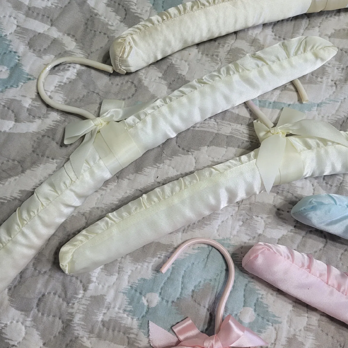 Lot Set of 7 Soft Padded Satin 15" - 16" Vintage Hangers image indicator(6)