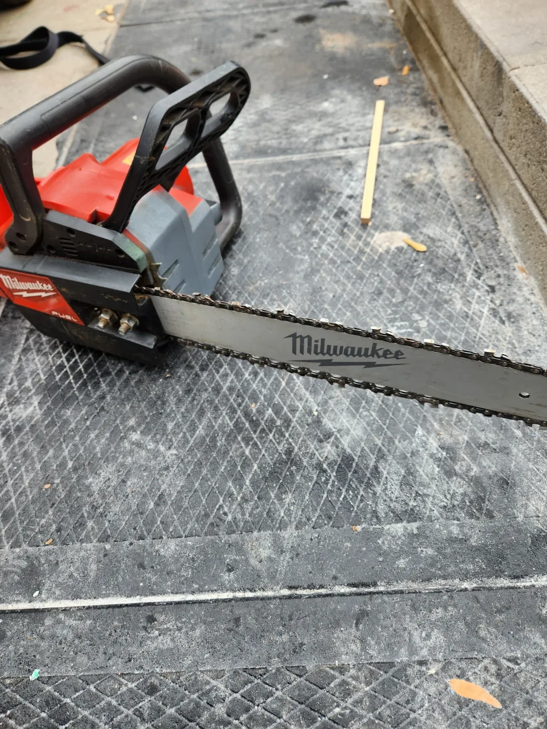 Milwaukee Cordless Chainsaw image indicator(2)