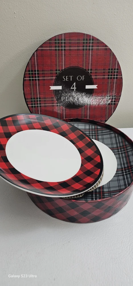 Set of 4 Assorted Christmas Plaid Plates