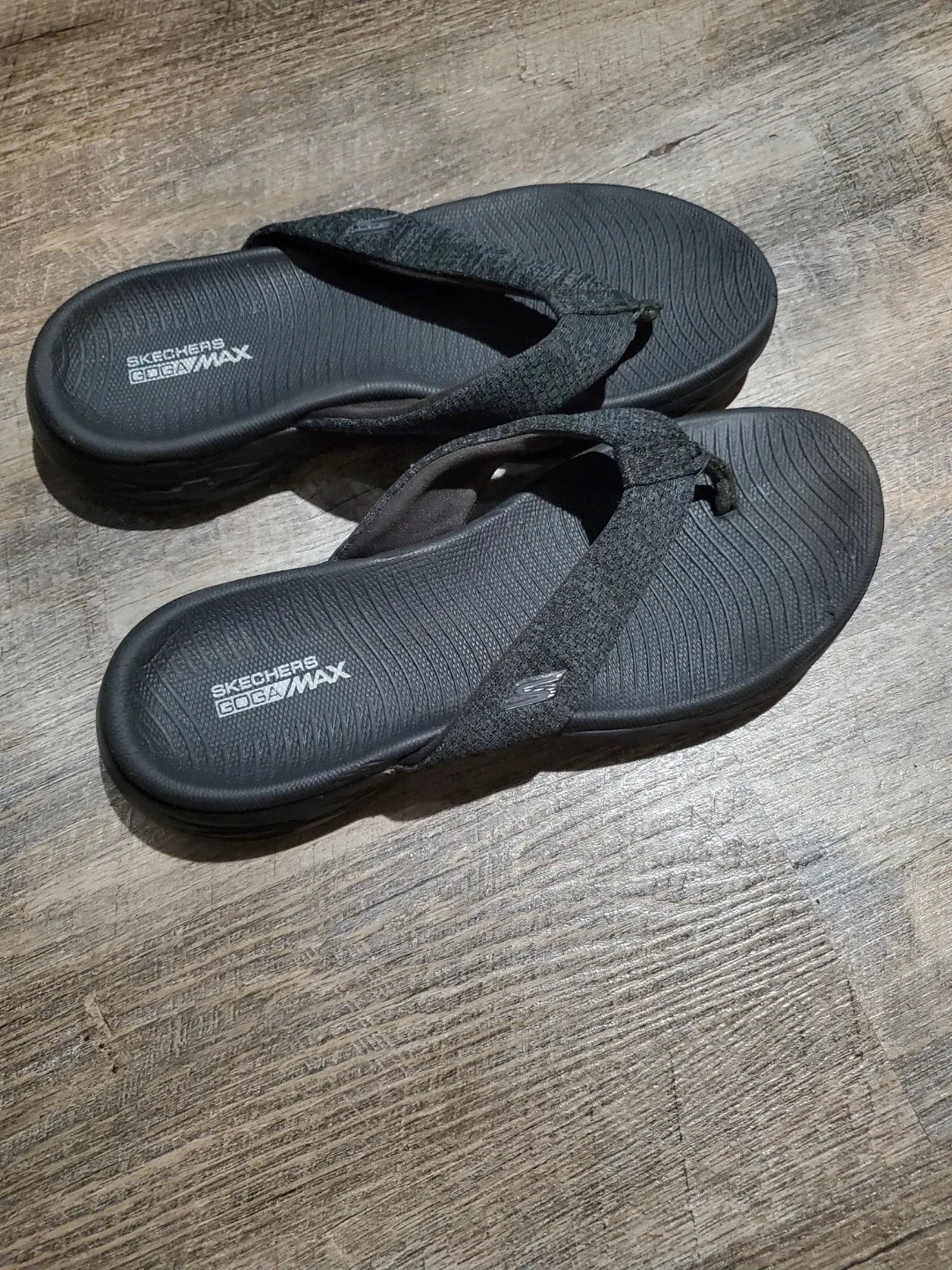Skechers GOga Max Flip Flops size 7