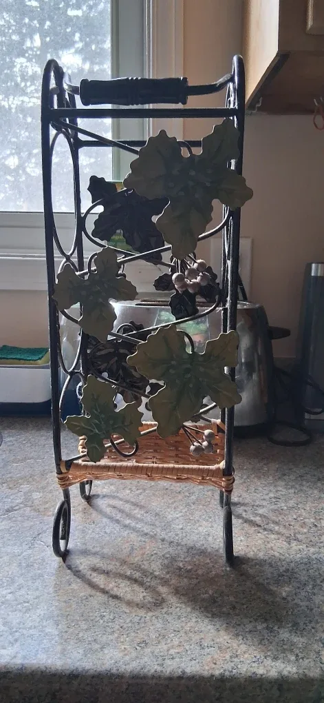 Metal Wine Rack with Grapevine Design image indicator(3)