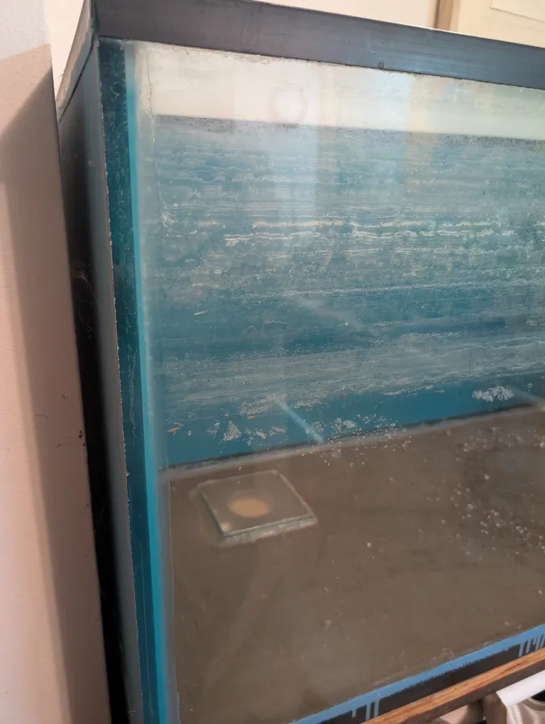 Used Fish Tank with Stand image indicator(4)