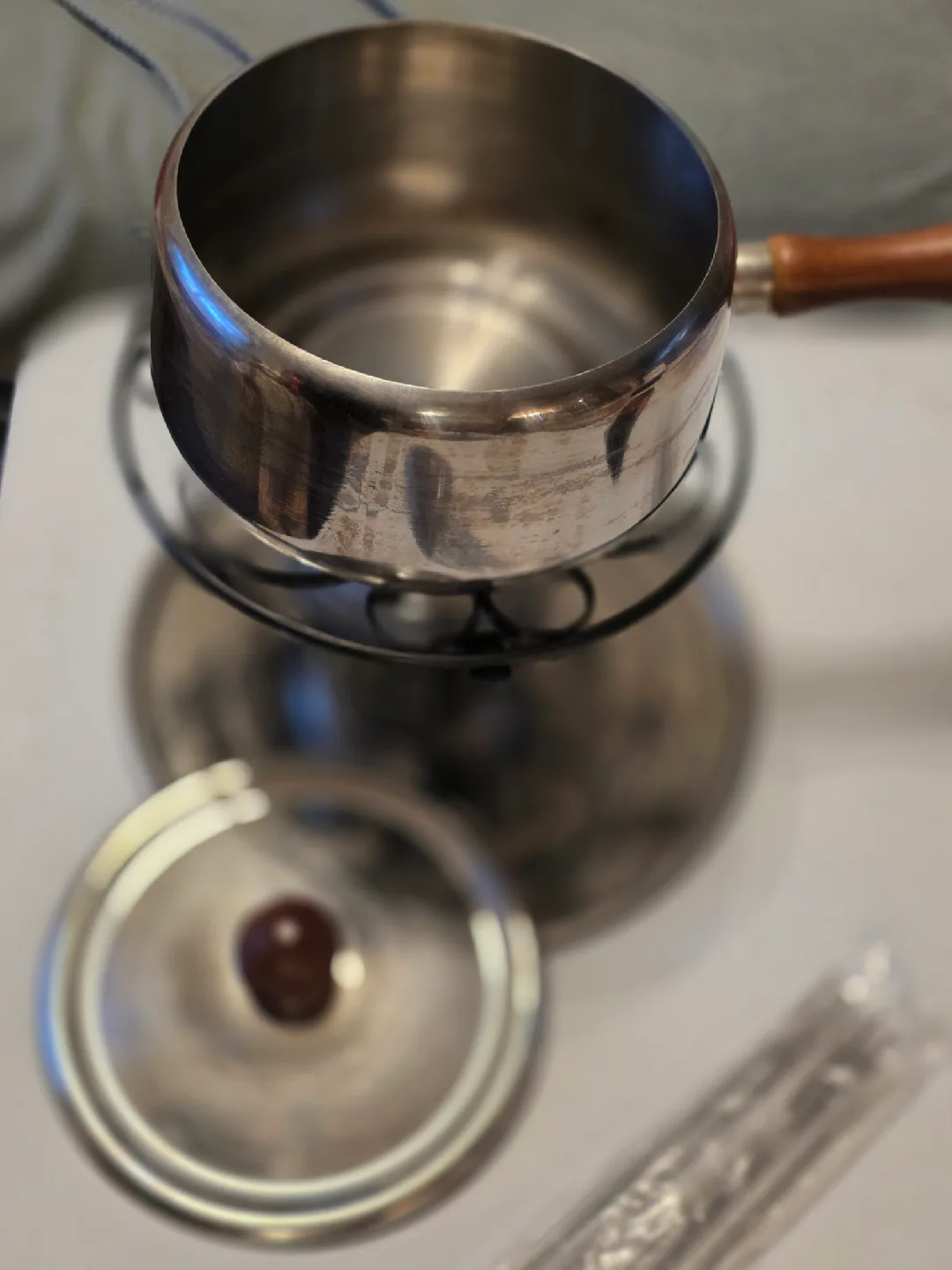 Fondue Pot Set with Forks image indicator(4)