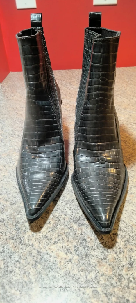 Women - Zara Boots.Size 41