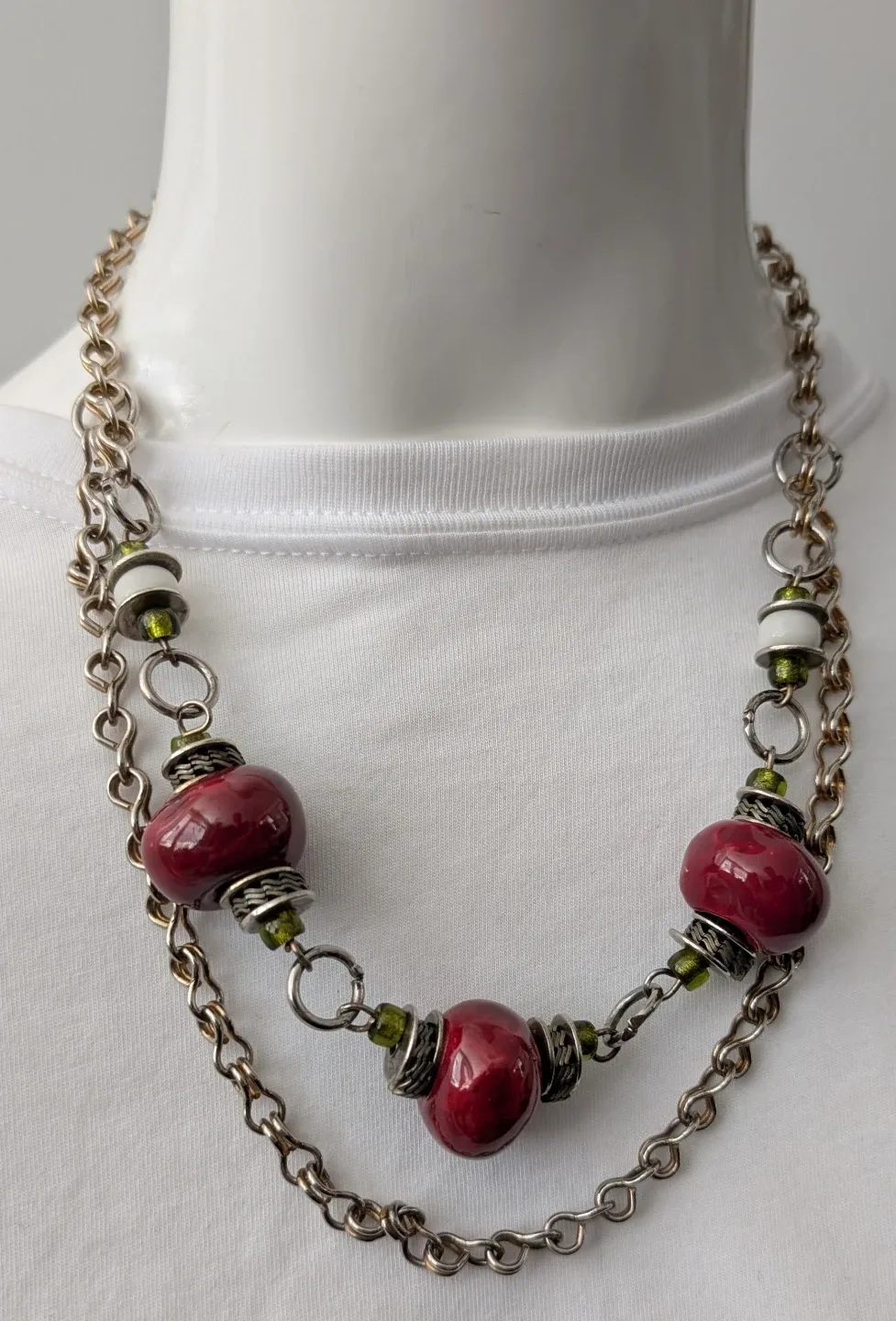 Necklace withe ceramic and glass beads