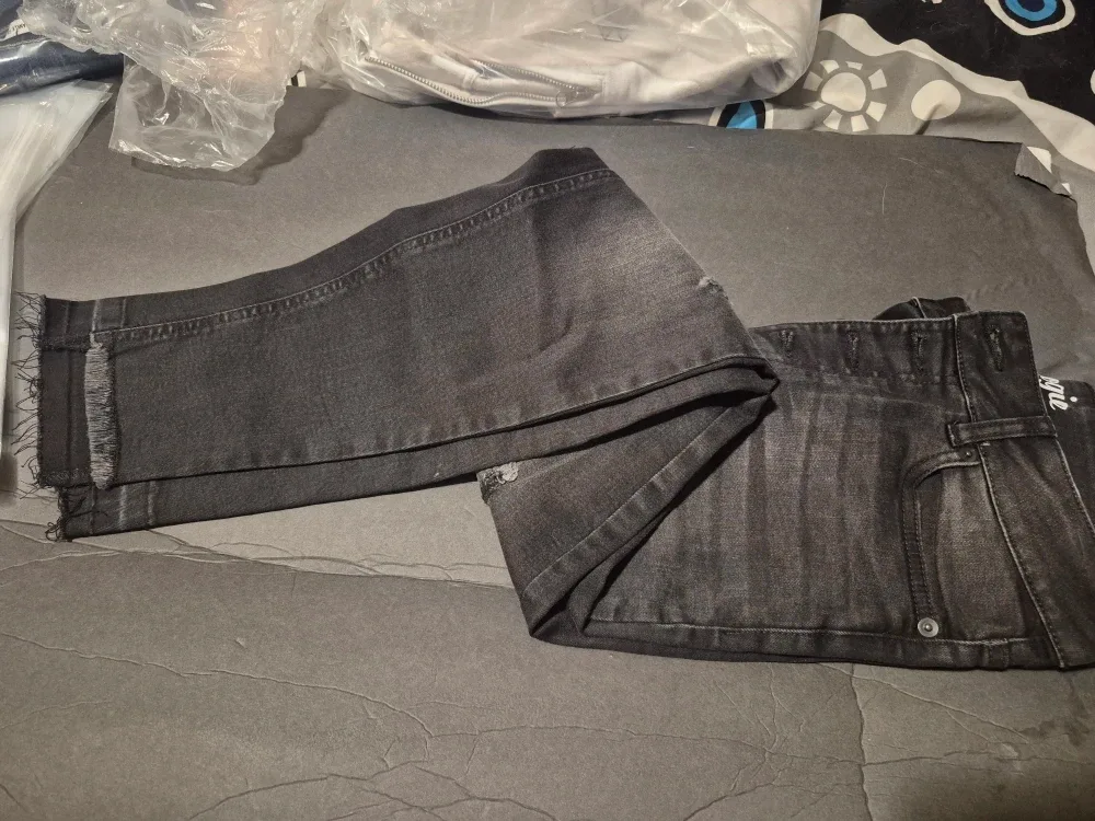 Jeaniologie Black Mid Rise Cropped Skinny Jeans image indicator(3)