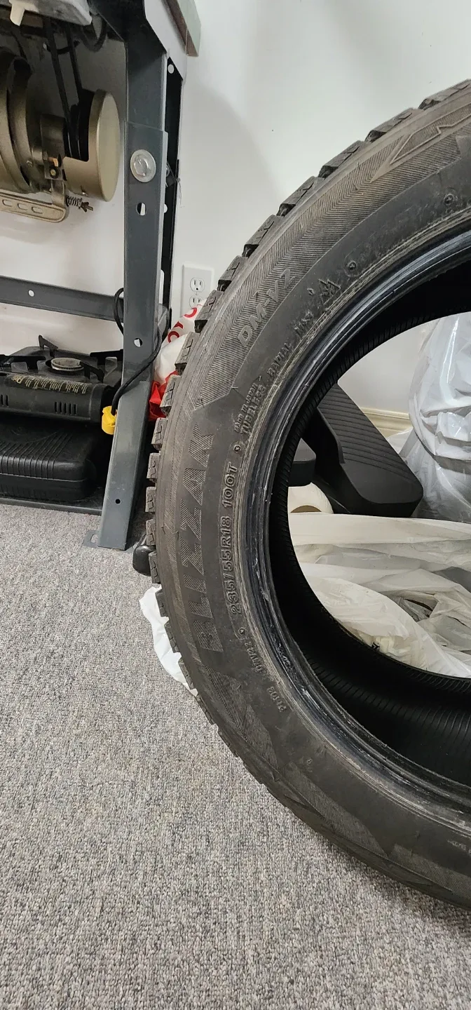 Bridgestone Blizzak DM-V2 235/55R18 WInter Tire image indicator(3)