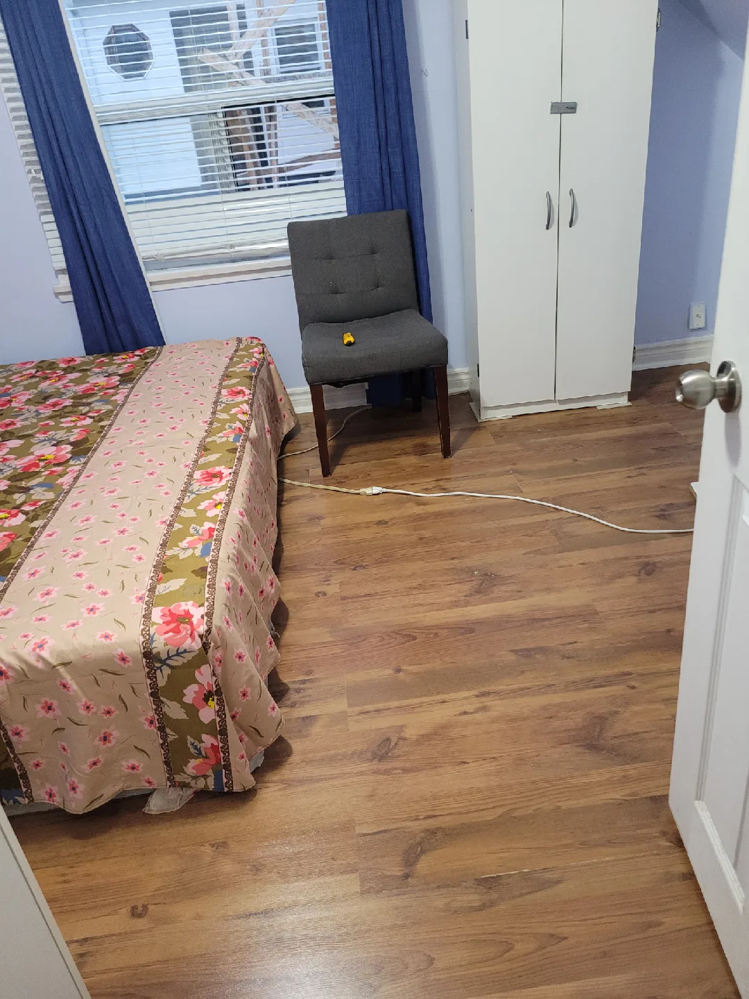 Room  for rent image indicator(3)