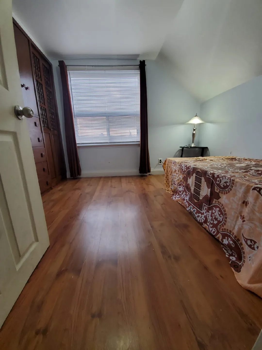 Room  for rent image indicator(4)