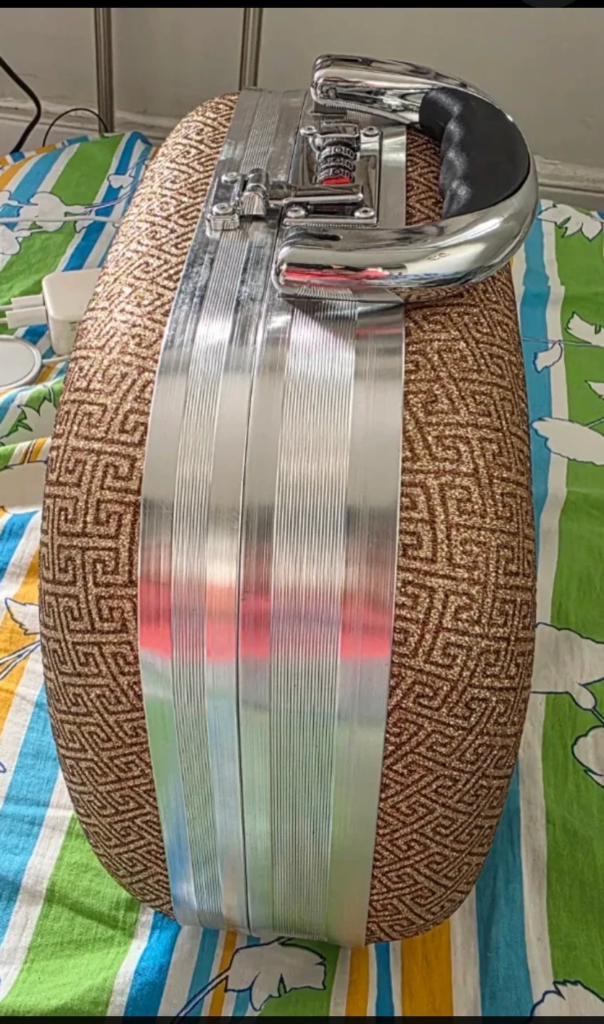 Vintage Gold Sparkly Makeup/Cosmetic Case with Lock image indicator(2)