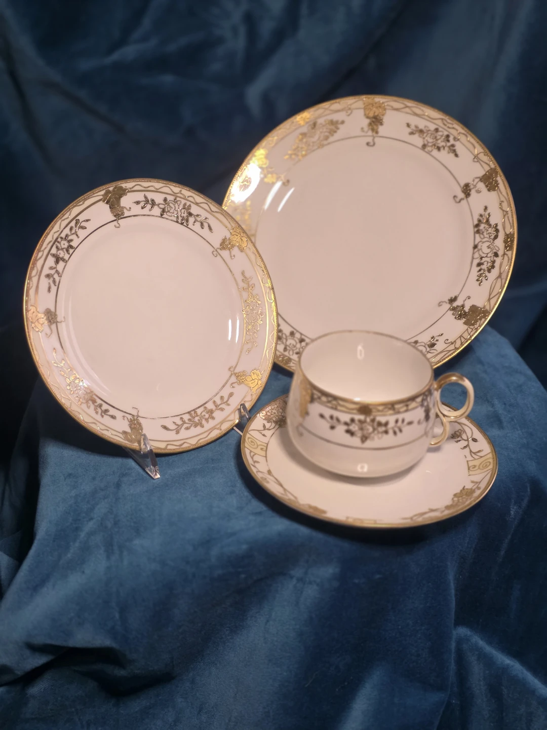 1920's Antique White & Gold China Set - photo 4
