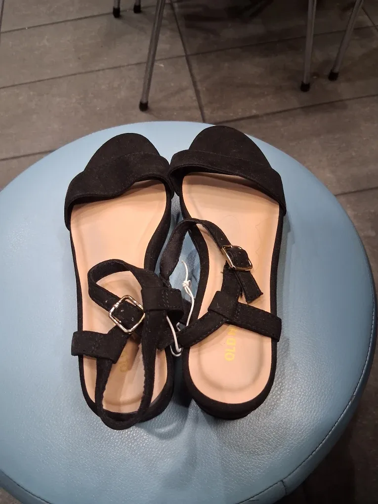 New Old Navy Black Sandals - Size 7
