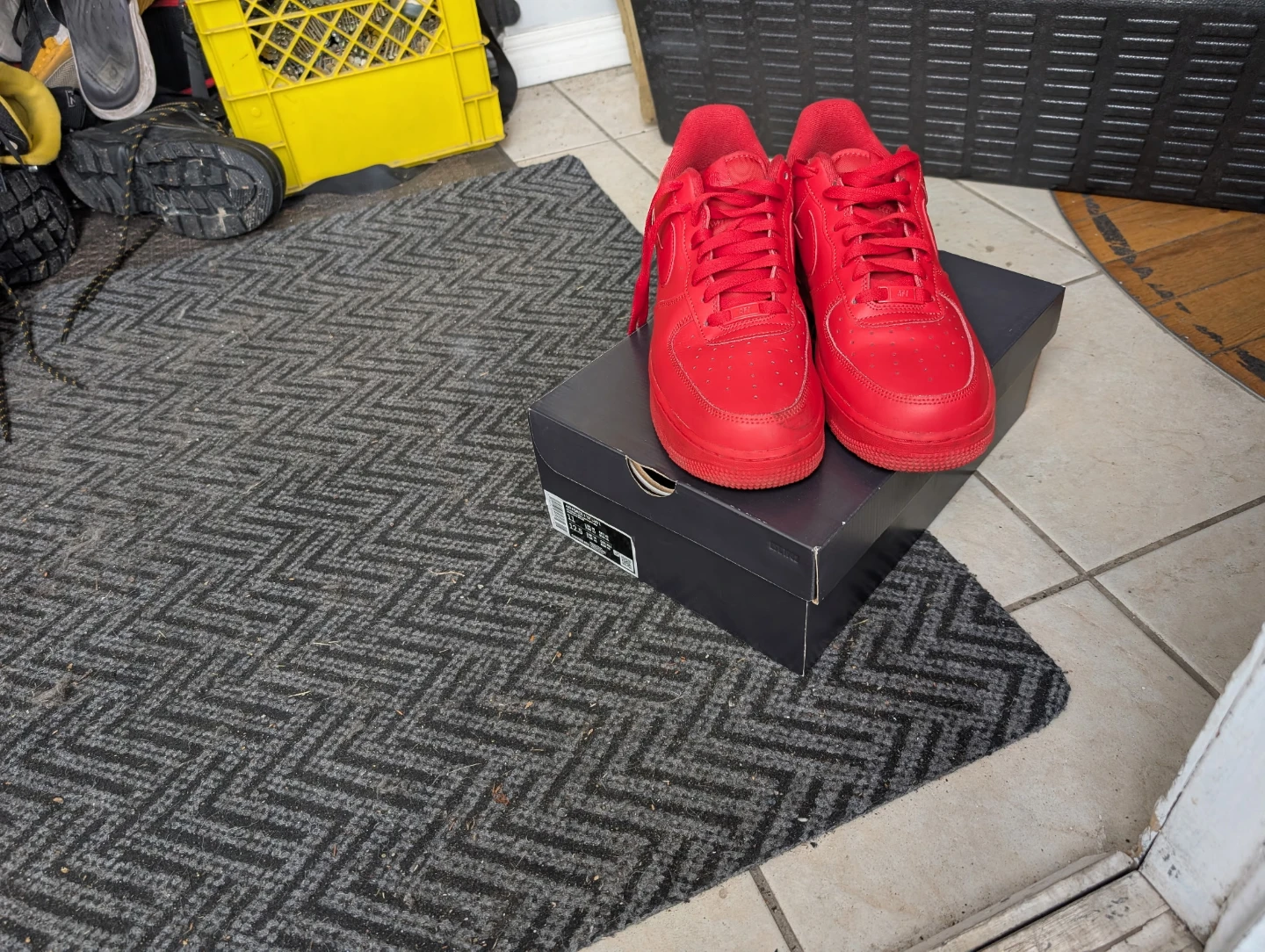 Nike Air force 1 low 07' lv8 1 triple red sneakers in box - photo 2
