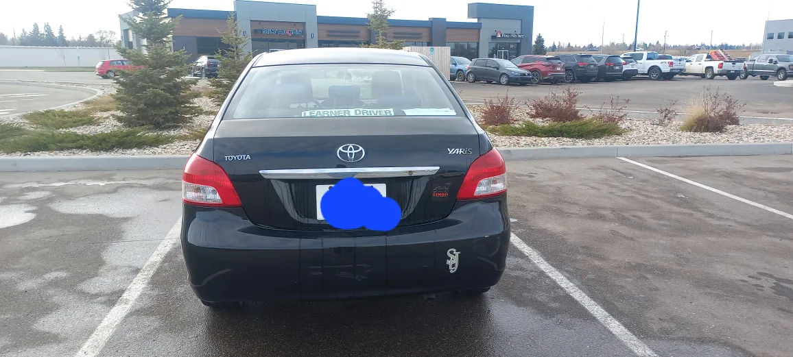 Toyota Yaris - Black Sedan image indicator(3)