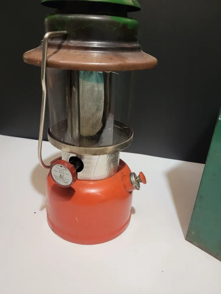 Vintage Coleman Model 335 Lantern with Case image indicator(3)