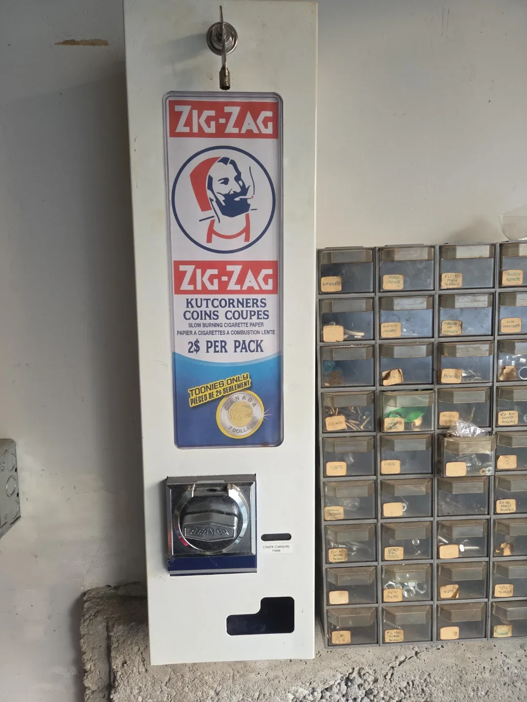 Zig-Zag Cigarette Paper Vending Machine image indicator(2)