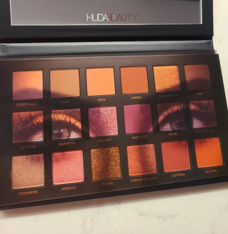 Huda Beauty Desert Dusk Eyeshadow Palette image indicator(3)