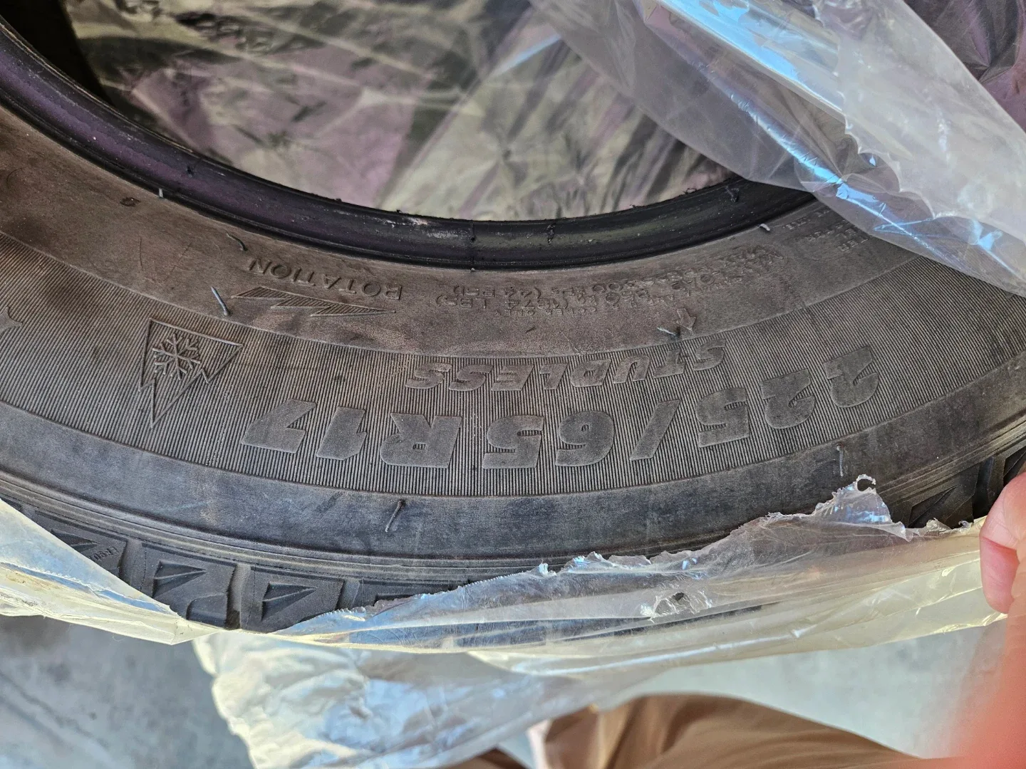 225/65R17 Michelin Winter Tire image indicator(2)