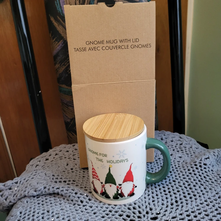 Avon Holiday Gnome Mug with Lid. 562 ml