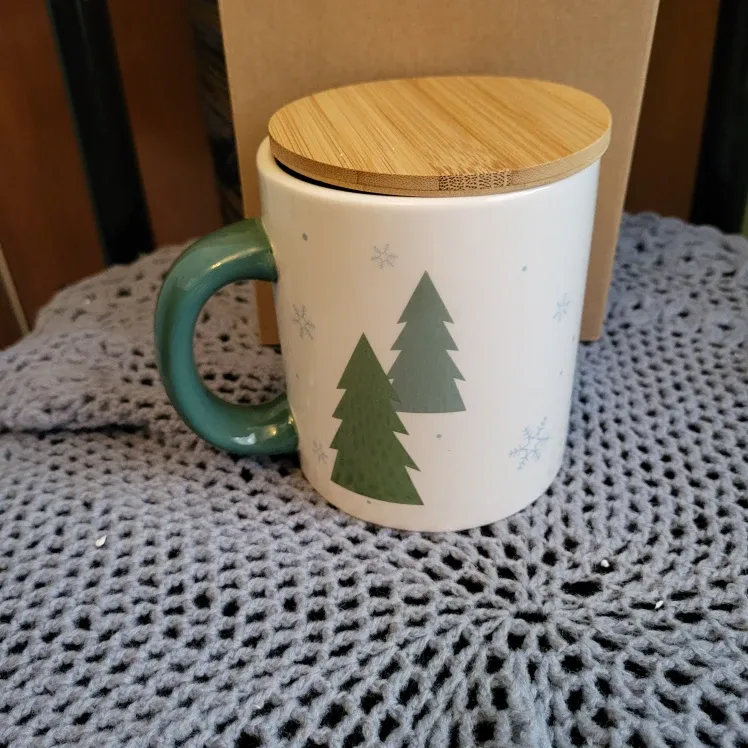 Avon Holiday Gnome Mug with Lid. 562 ml image indicator(2)