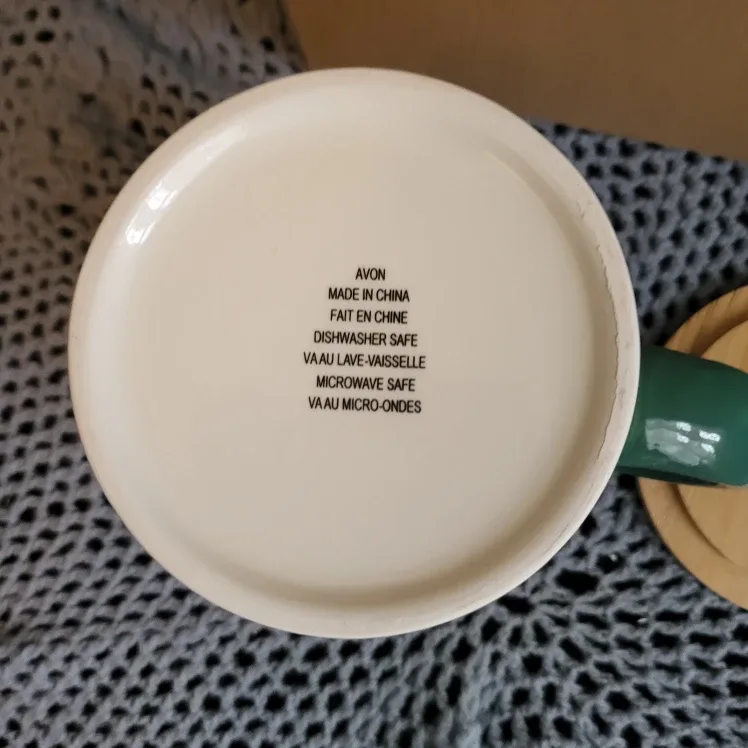 Avon Holiday Gnome Mug with Lid. 562 ml image indicator(4)