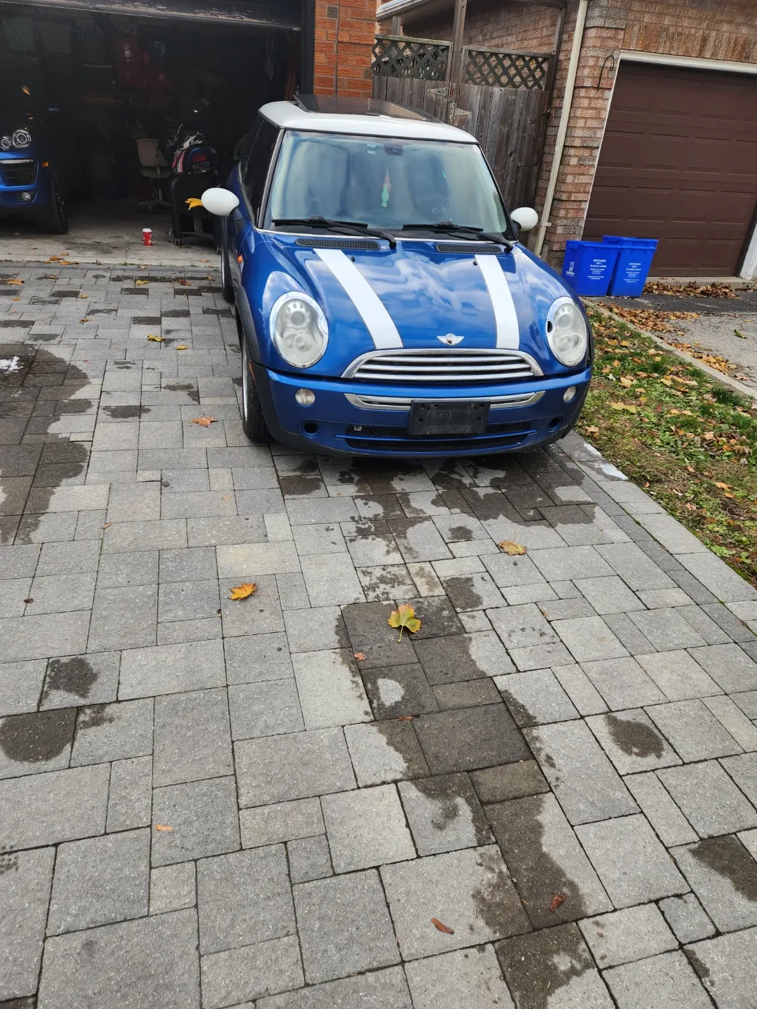 Blue Mini Cooper Hatchback image indicator(2)