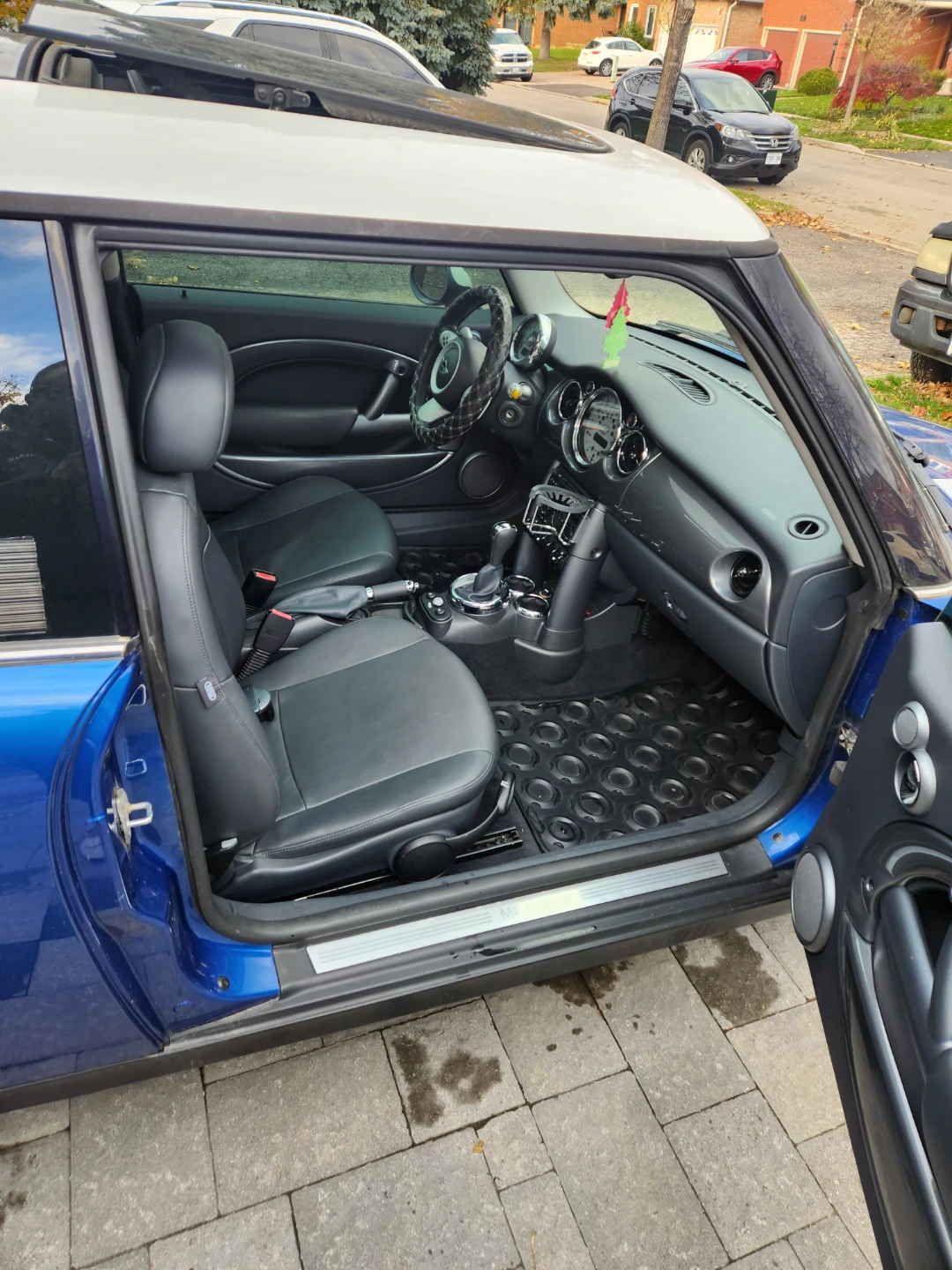 Blue Mini Cooper Hatchback - photo 4