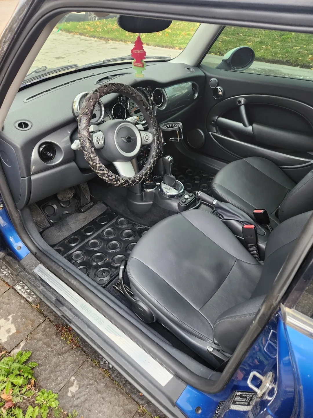 Blue Mini Cooper Hatchback image indicator(7)