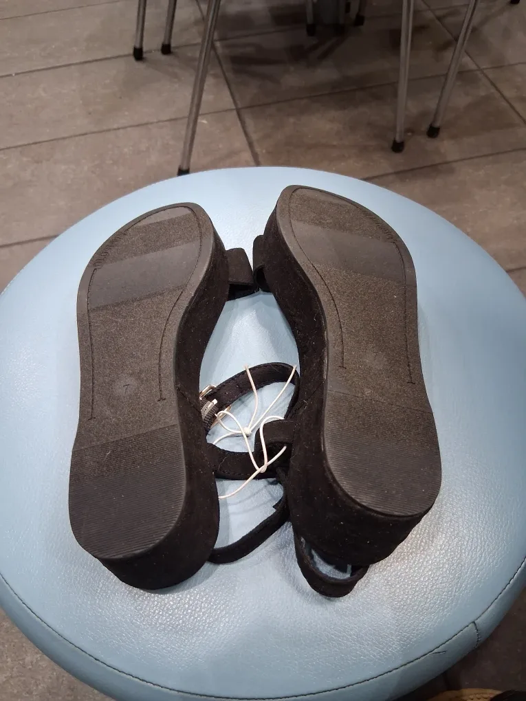 New Old Navy Black Sandals - Size 7 image indicator(4)
